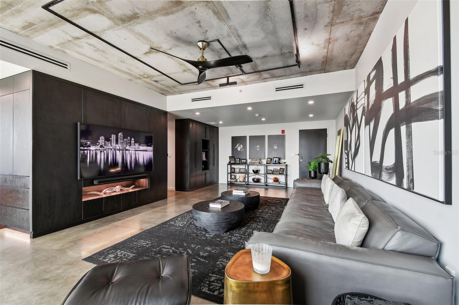 Listing photo id 13 for 101 12th Street 612
