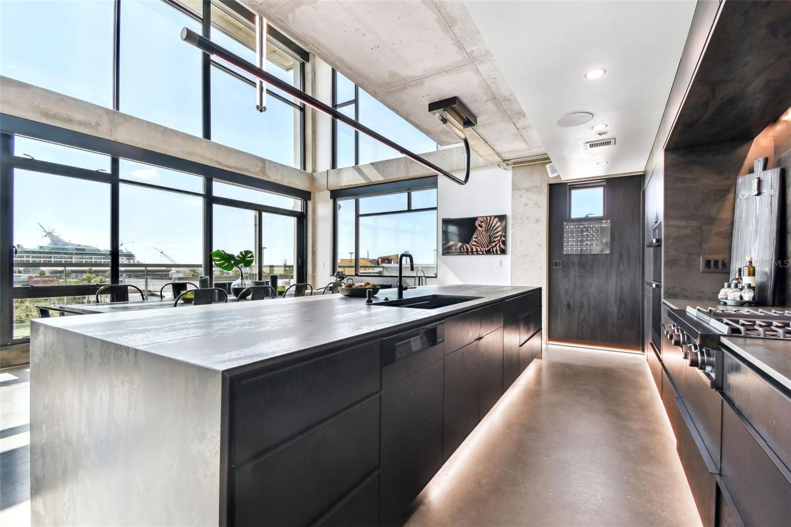 Listing photo id 20 for 101 12th Street 612