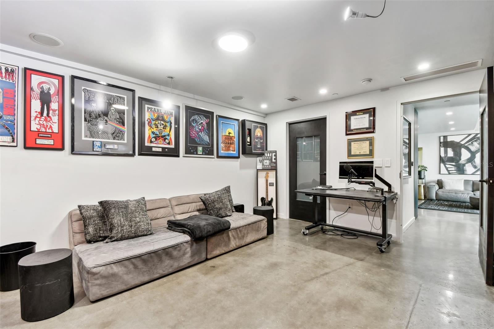 Listing photo id 29 for 101 12th Street 612