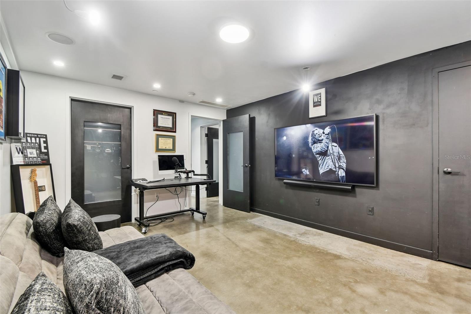 Listing photo id 30 for 101 12th Street 612