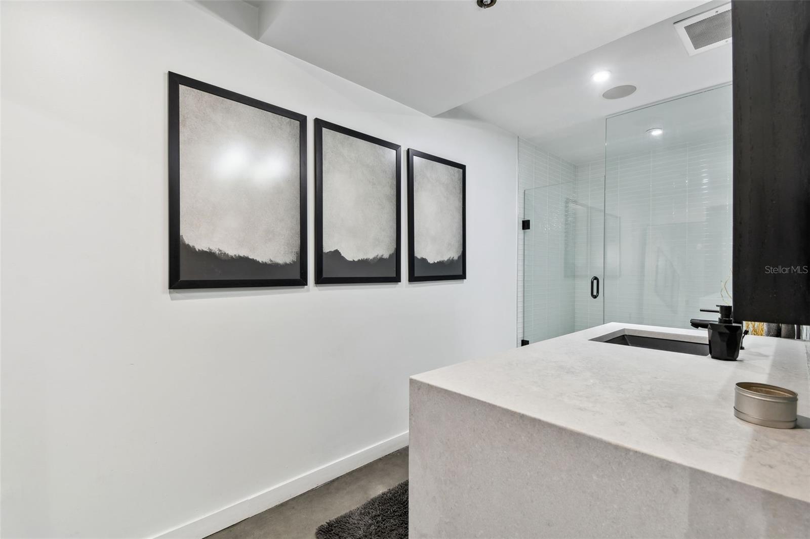 Listing photo id 33 for 101 12th Street 612