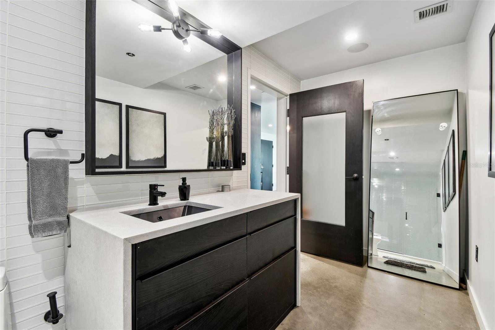 Listing photo id 35 for 101 12th Street 612