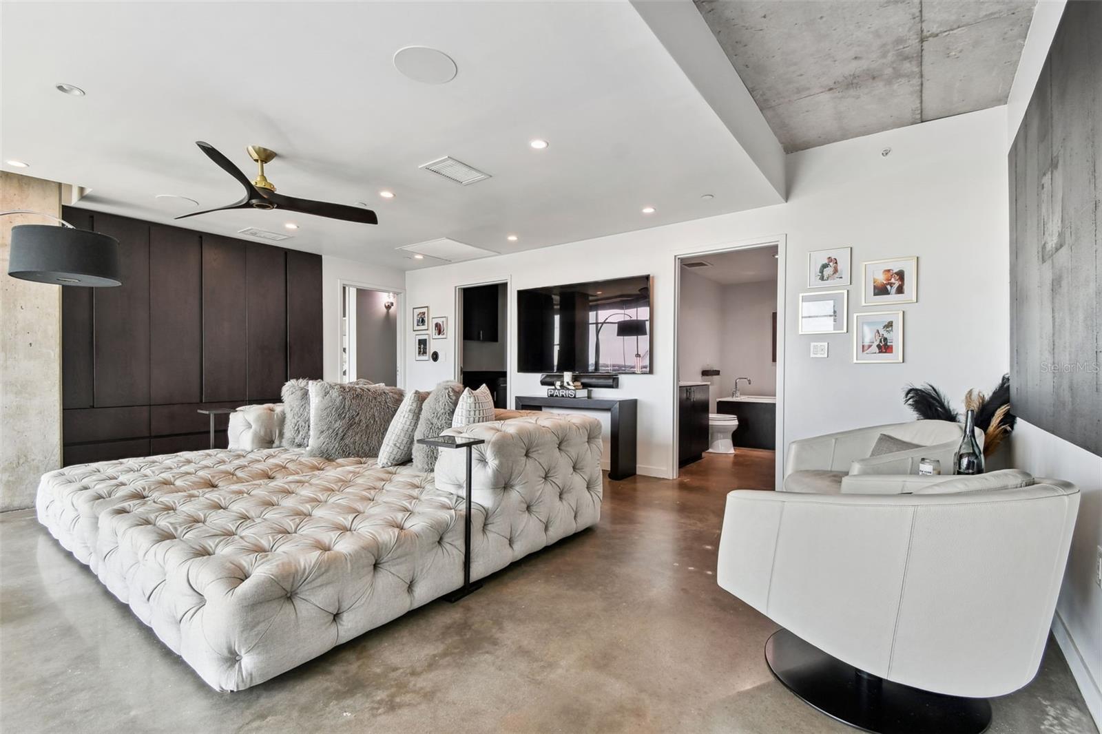 Listing photo id 37 for 101 12th Street 612