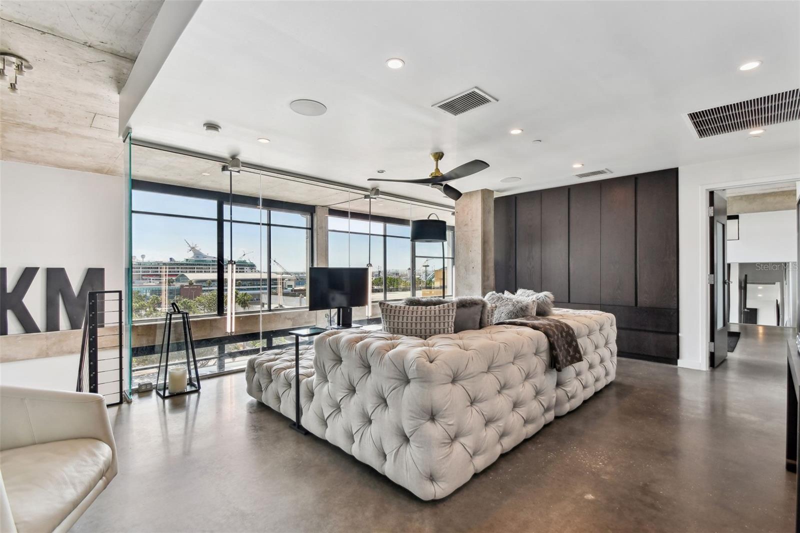 Listing photo id 38 for 101 12th Street 612