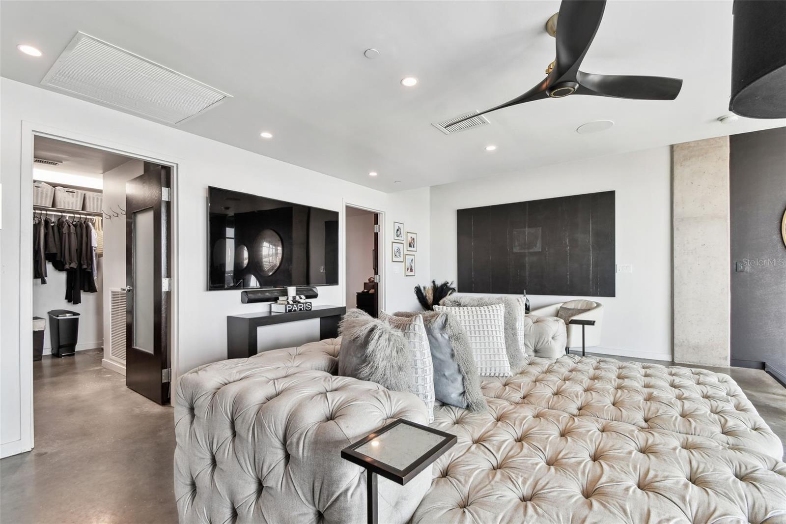 Listing photo id 40 for 101 12th Street 612