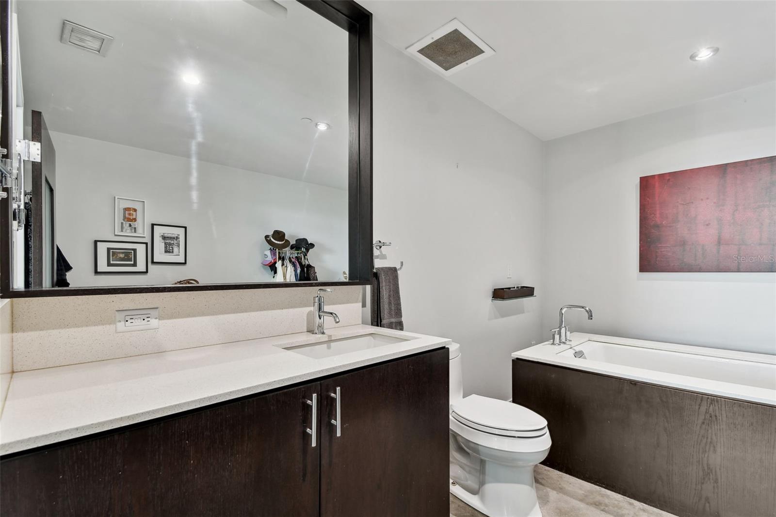 Listing photo id 41 for 101 12th Street 612