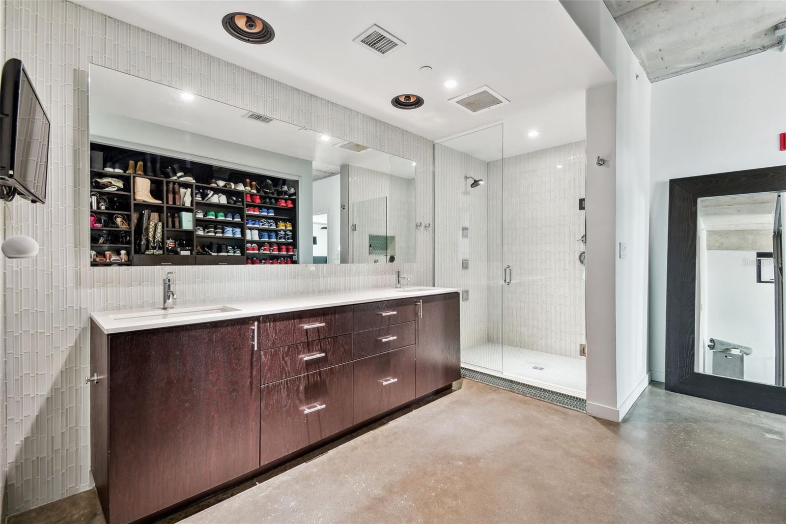 Listing photo id 47 for 101 12th Street 612