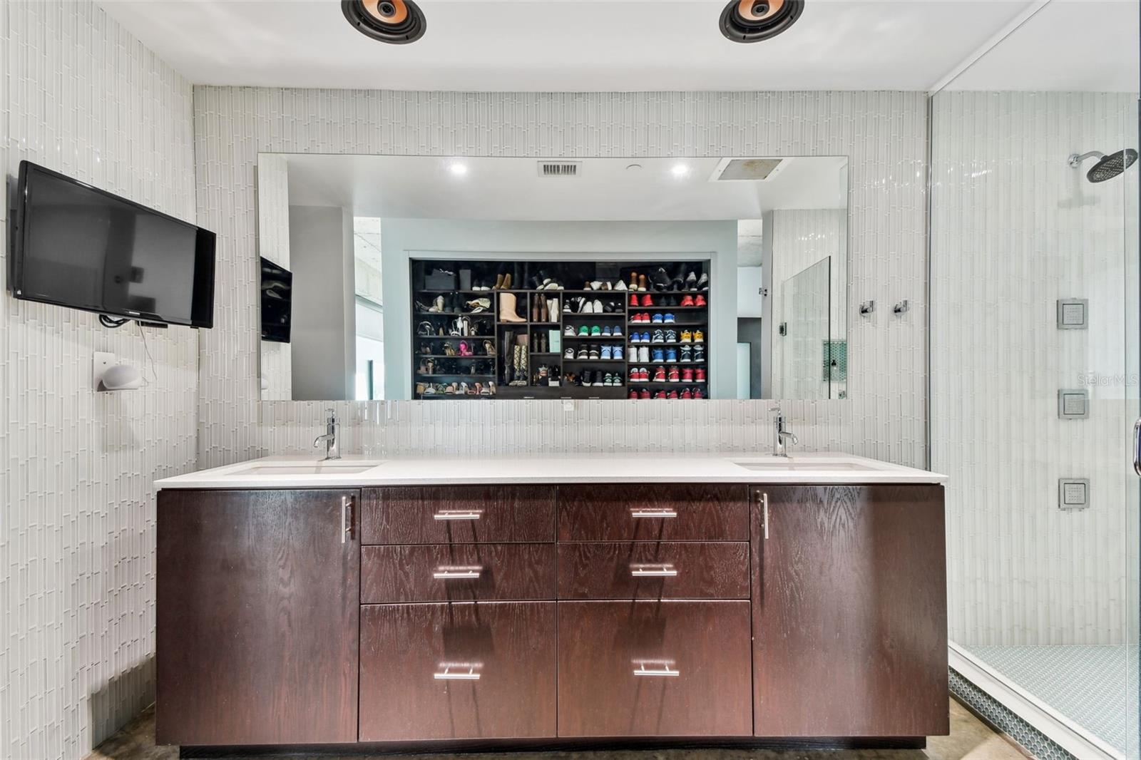 Listing photo id 48 for 101 12th Street 612
