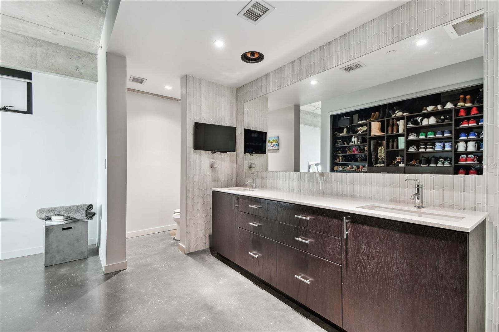Listing photo id 49 for 101 12th Street 612