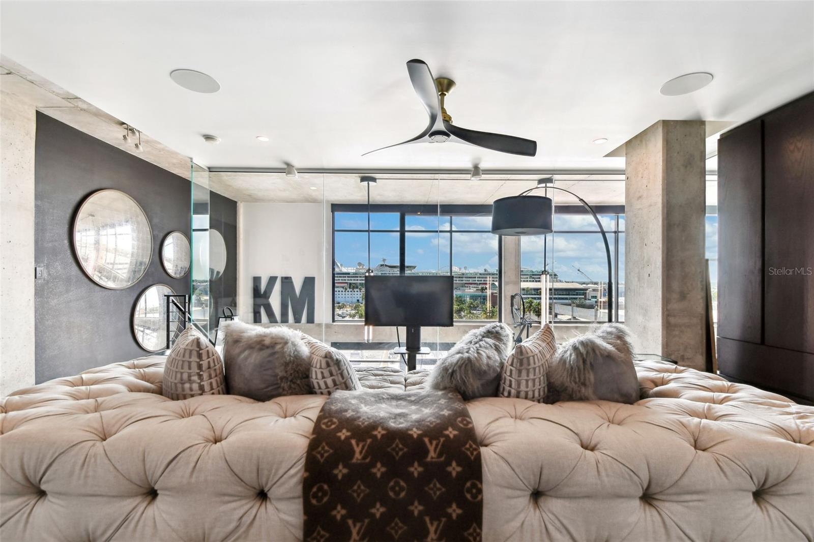 Listing photo id 4 for 101 12th Street 612