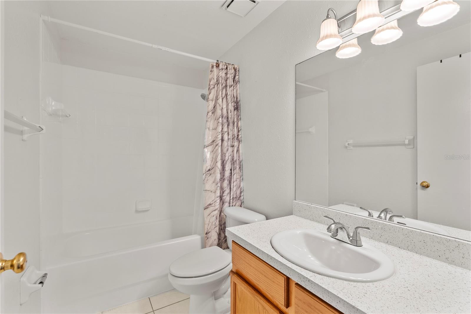Image 15 of 29 For 13548 Embassy Park Court 26