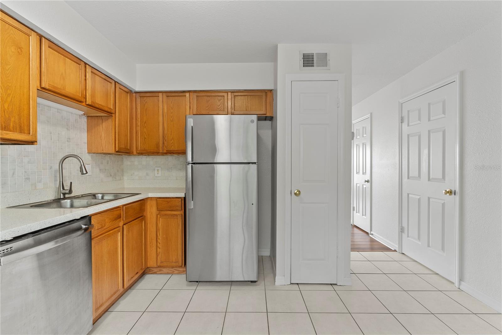 Image 9 of 29 For 13548 Embassy Park Court 26