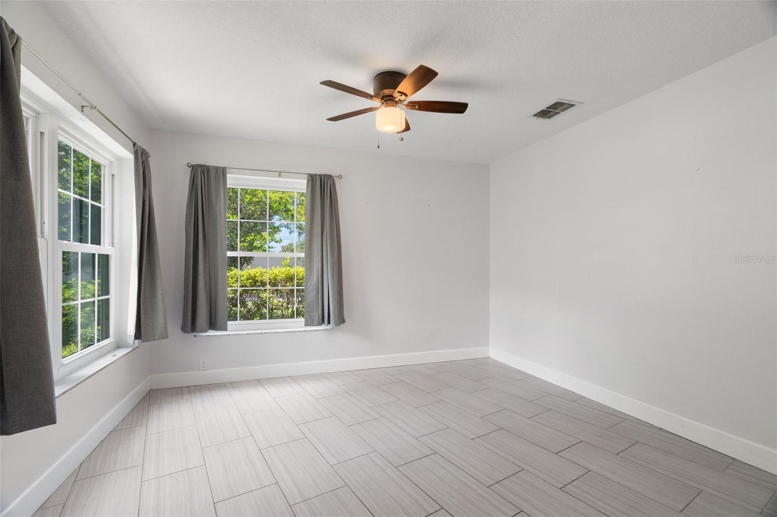 Image 17 of 45 For 167 Woodcreek Drive W
