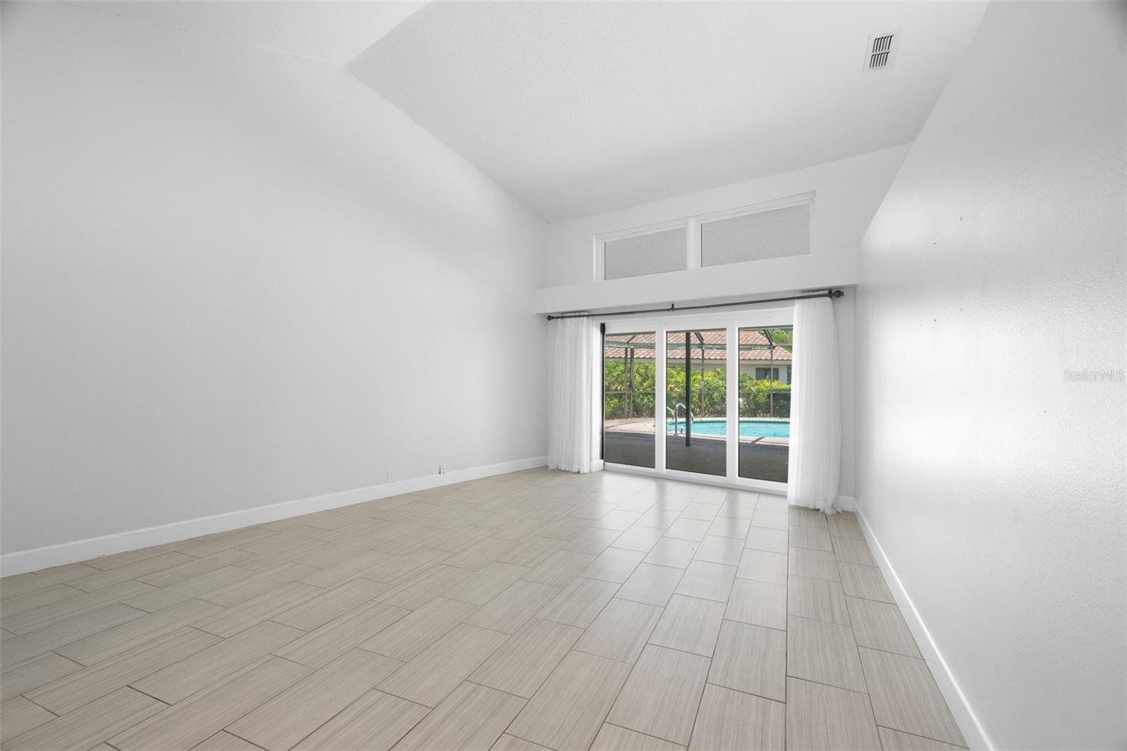 Image 6 of 45 For 167 Woodcreek Drive W