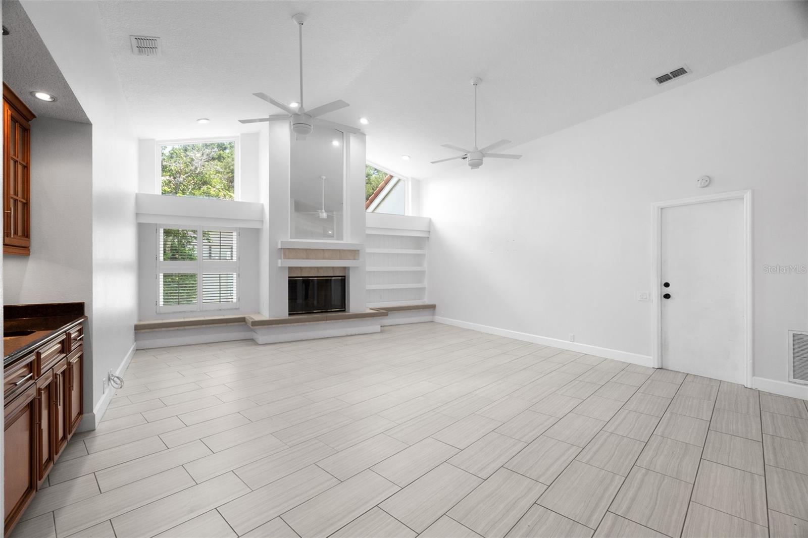 Image 9 of 45 For 167 Woodcreek Drive W