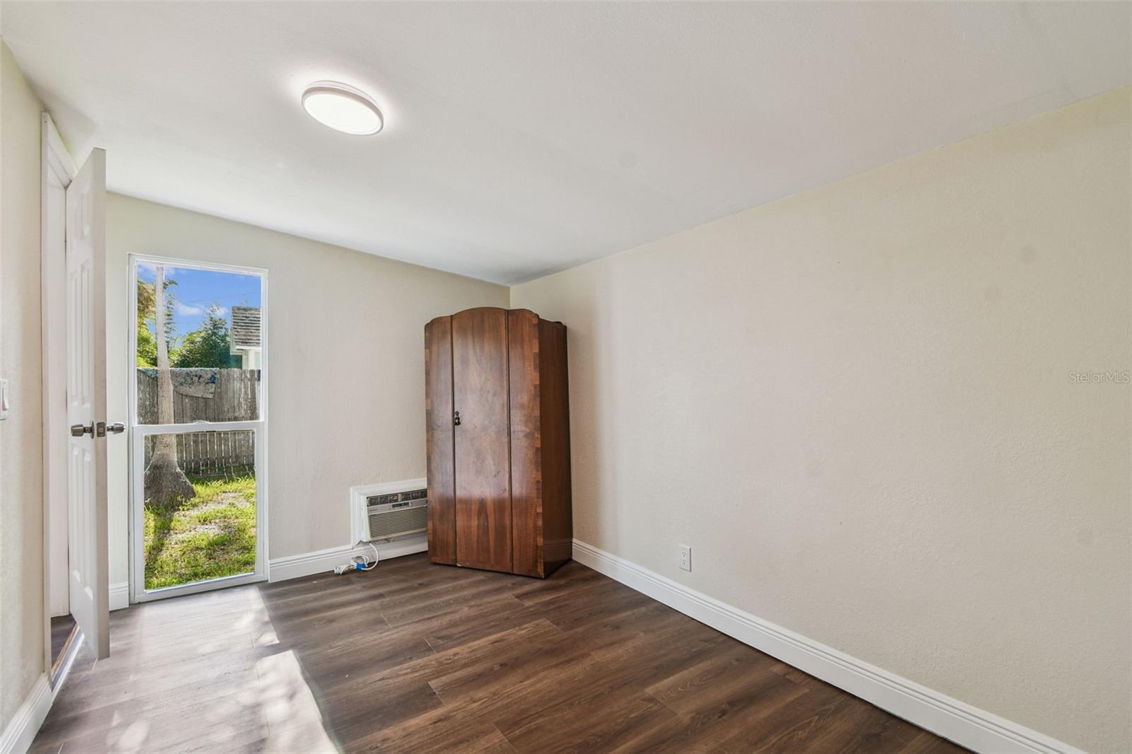 Image 15 of 49 For 711 Smith Street