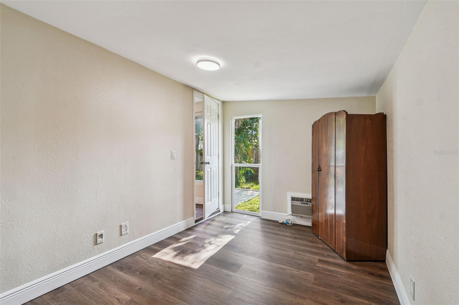 Image 16 of 49 For 711 Smith Street