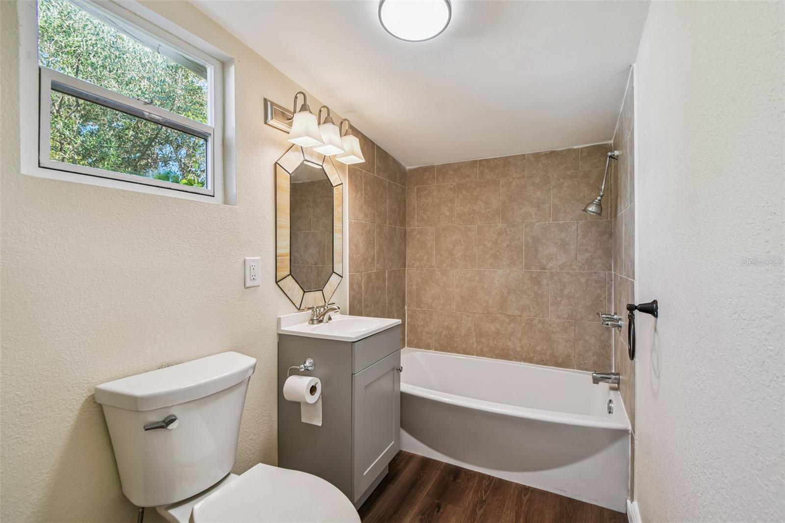 Image 17 of 49 For 711 Smith Street