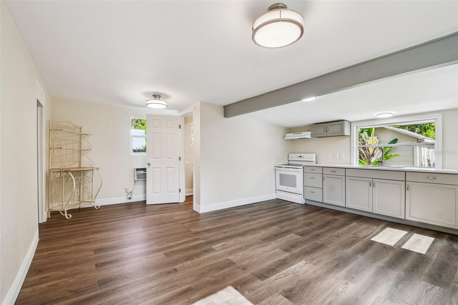 Image 7 of 49 For 711 Smith Street