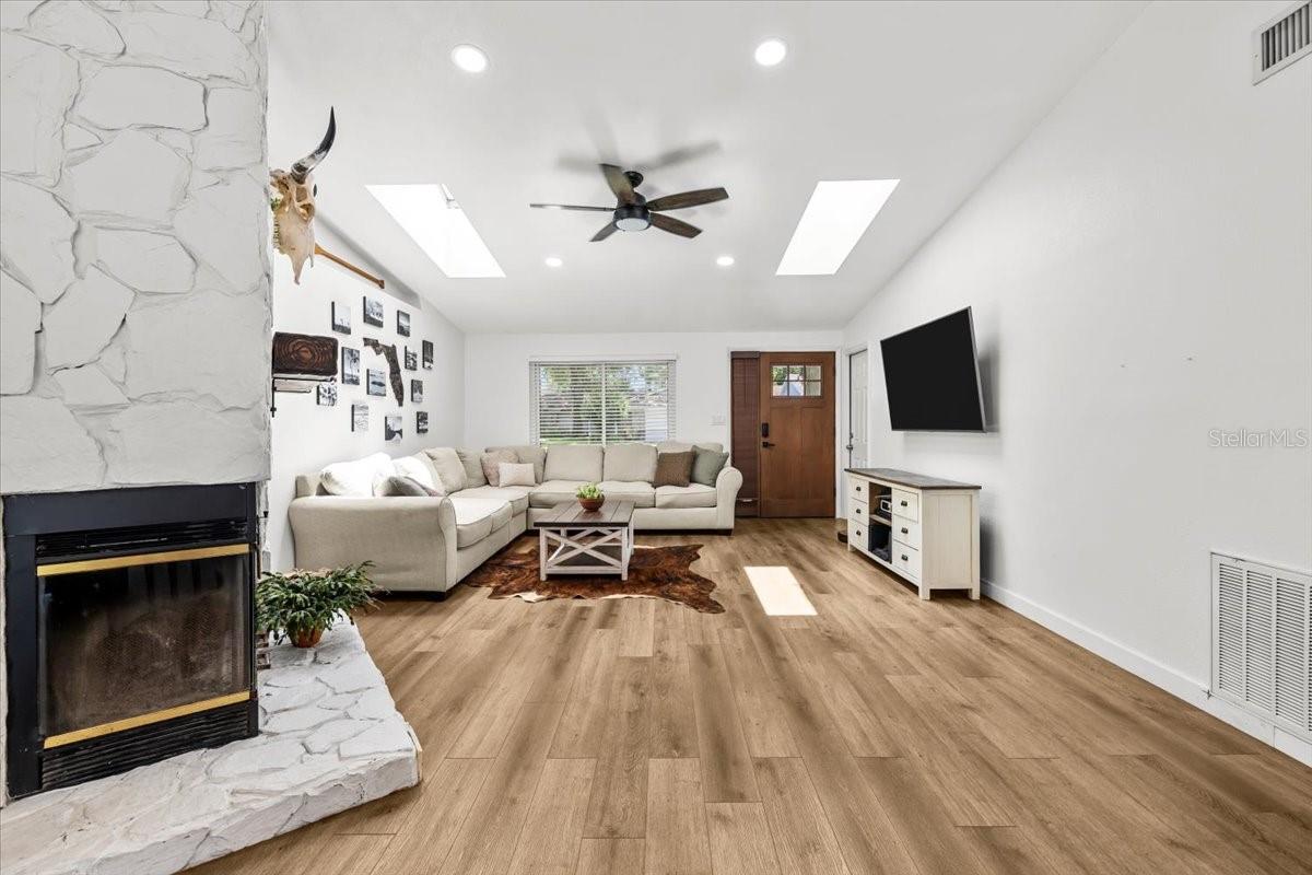 Image 7 of 36 For 5827 Silver Moon Avenue