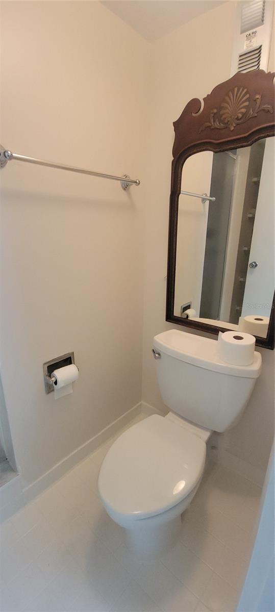 Image 20 of 43 For 632 Edgewater Drive 235