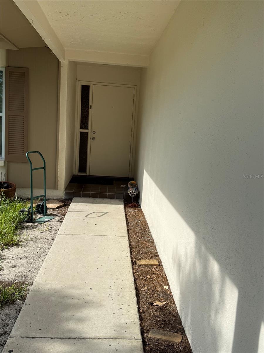 Image 4 of 17 For 706 Regency Court