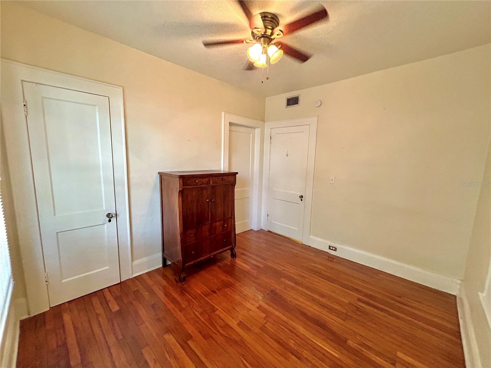Image 12 of 17 For 4015 Seminole Avenue 4