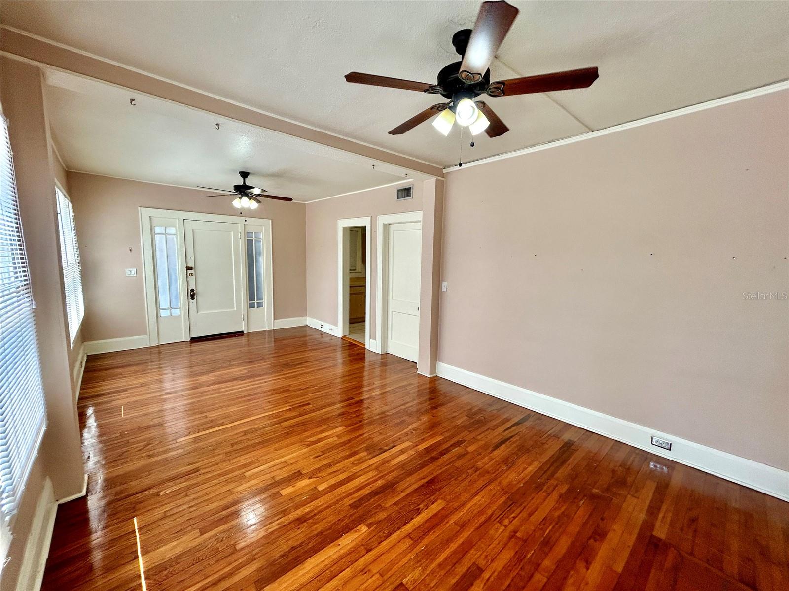 Image 3 of 17 For 4015 Seminole Avenue 4