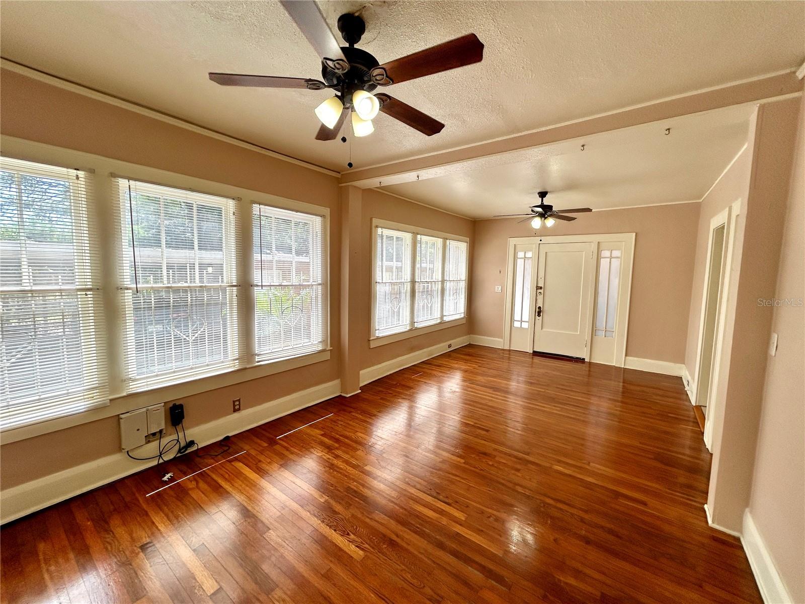 Image 4 of 17 For 4015 Seminole Avenue 4