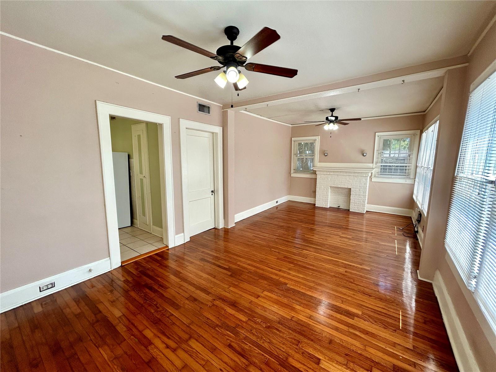Image 5 of 17 For 4015 Seminole Avenue 4