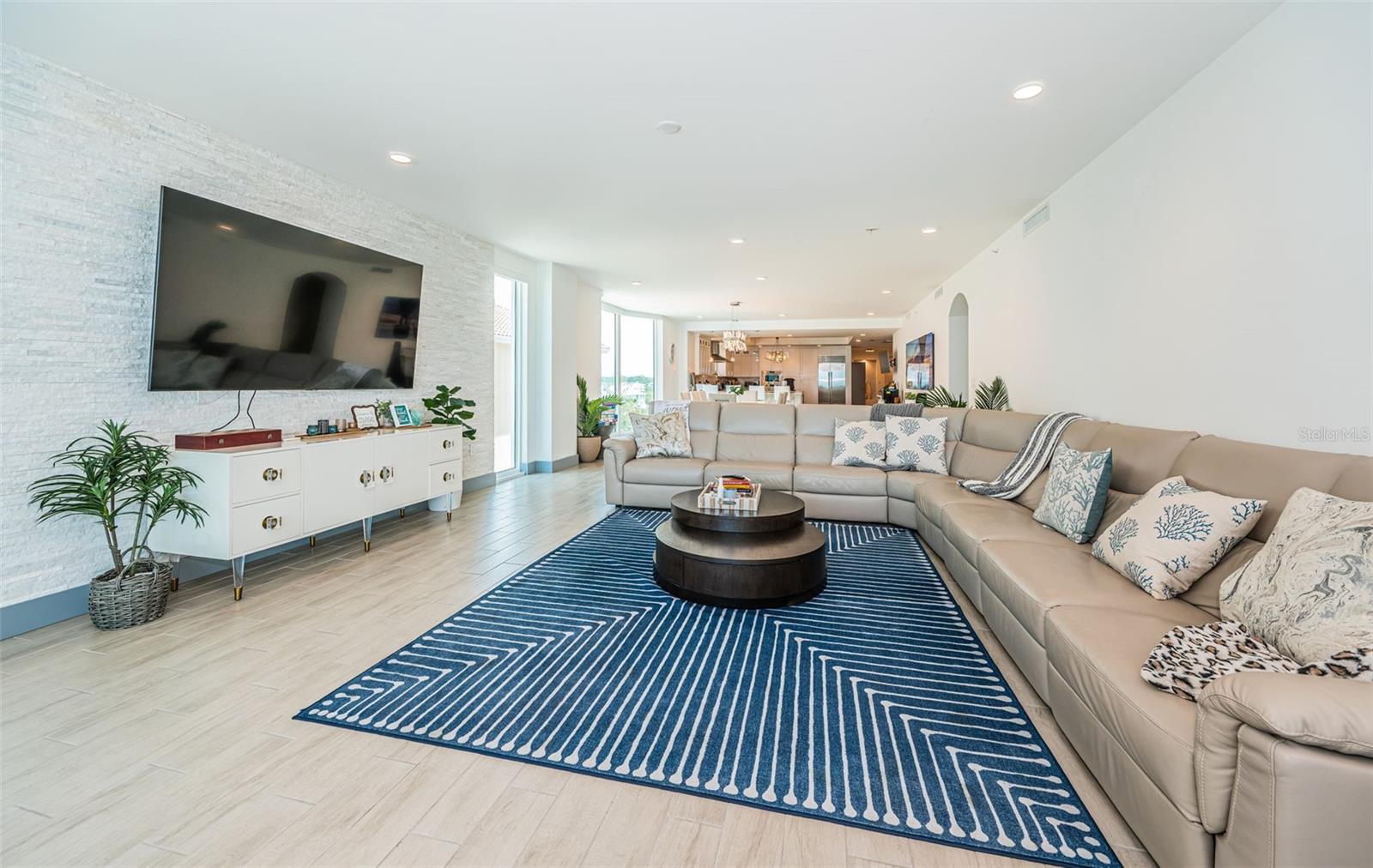 Listing photo id 11 for 19816 Gulf Boulevard 502