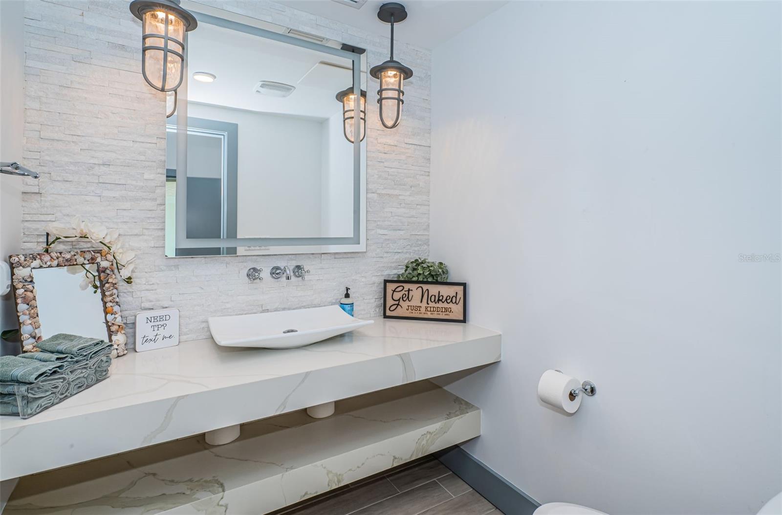 Listing photo id 13 for 19816 Gulf Boulevard 502
