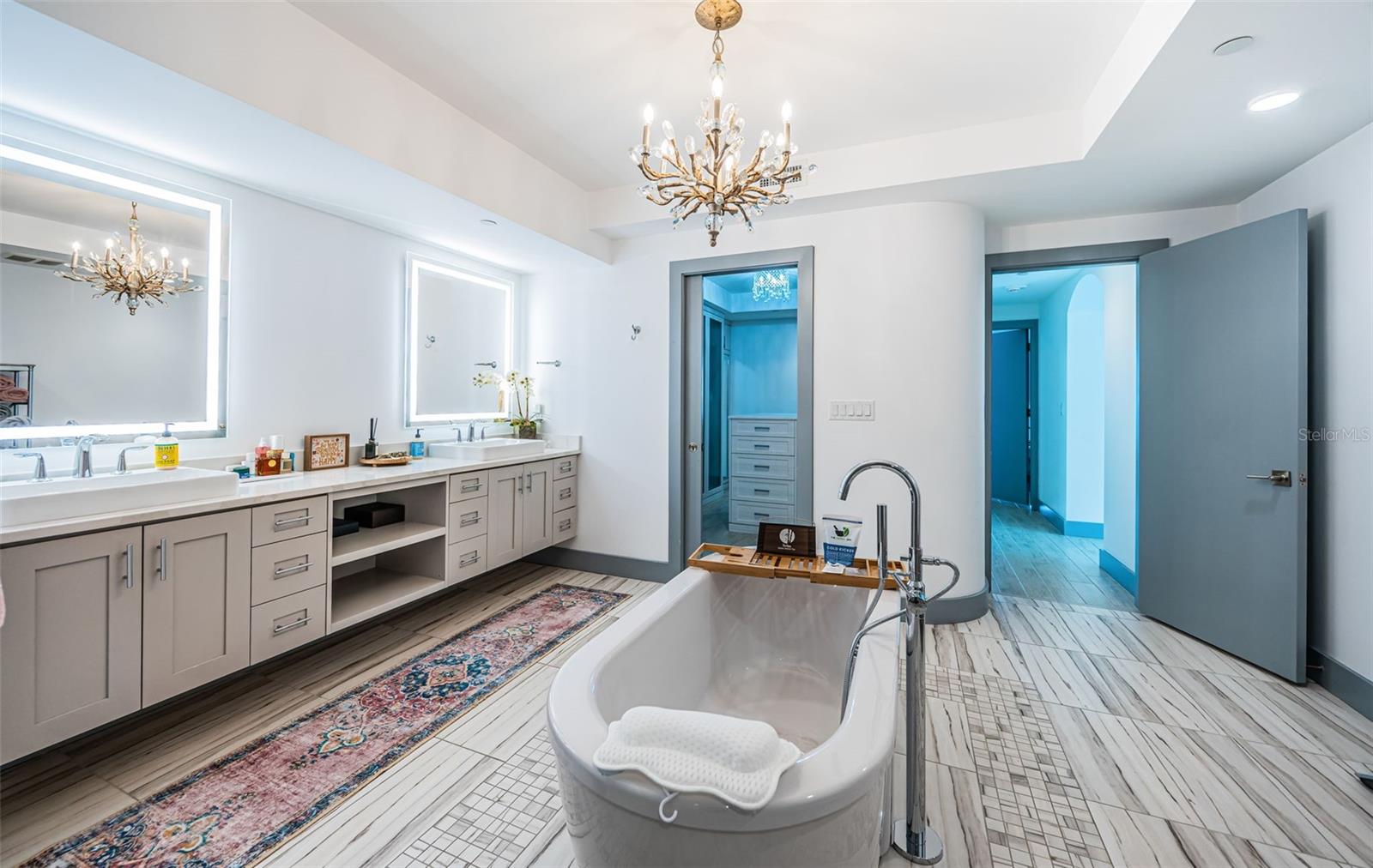 Listing photo id 29 for 19816 Gulf Boulevard 502