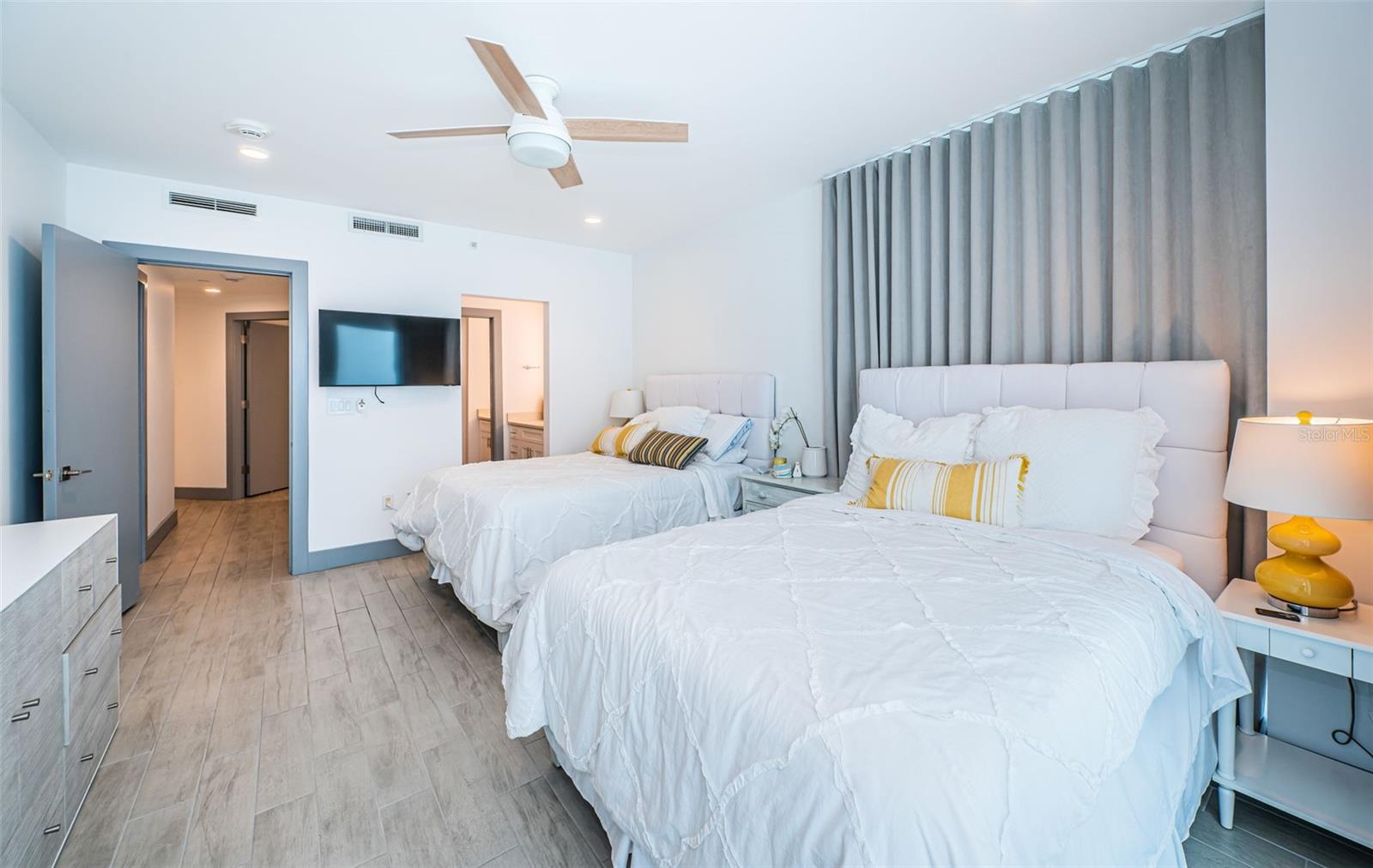 Listing photo id 36 for 19816 Gulf Boulevard 502