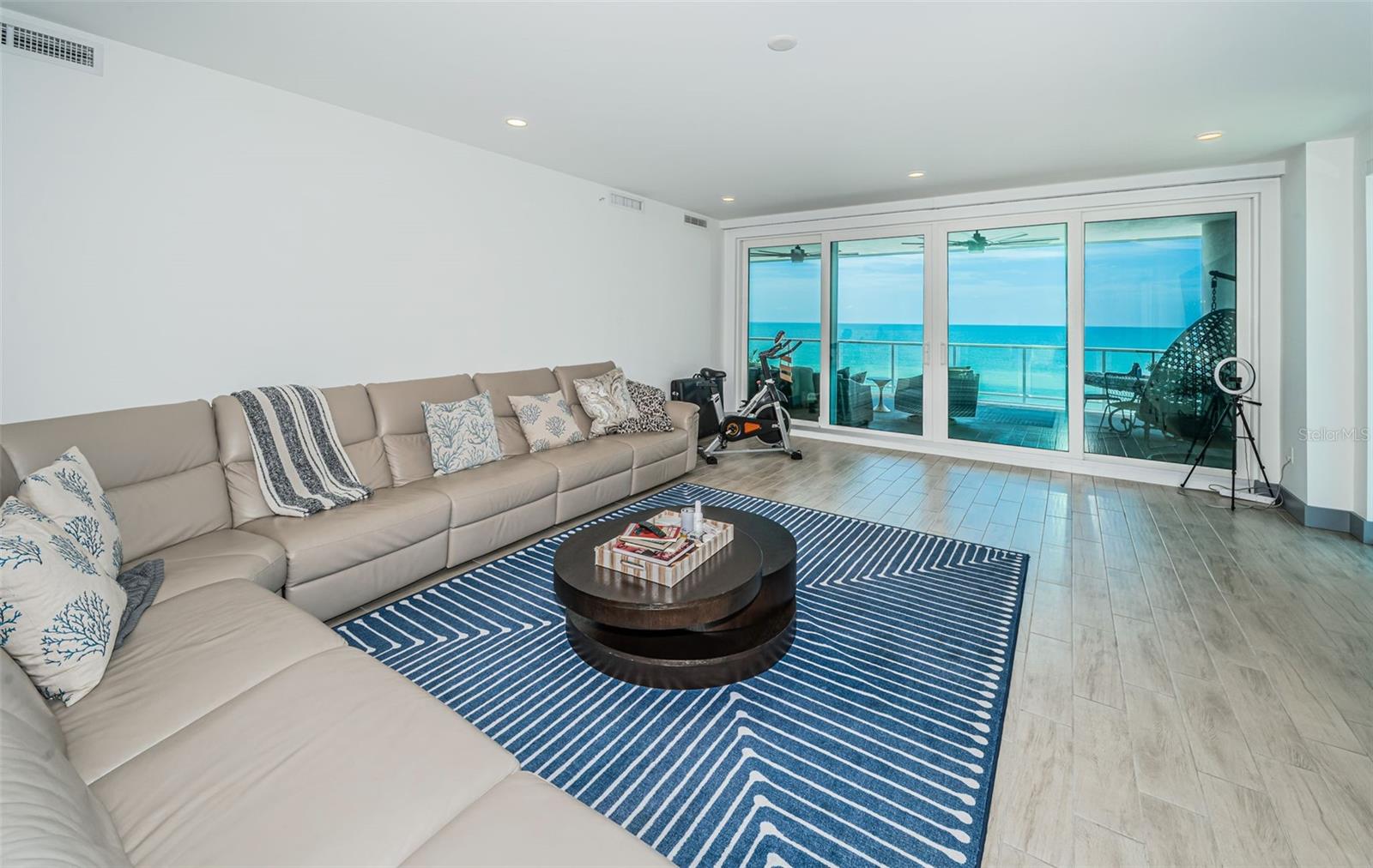 Listing photo id 6 for 19816 Gulf Boulevard 502
