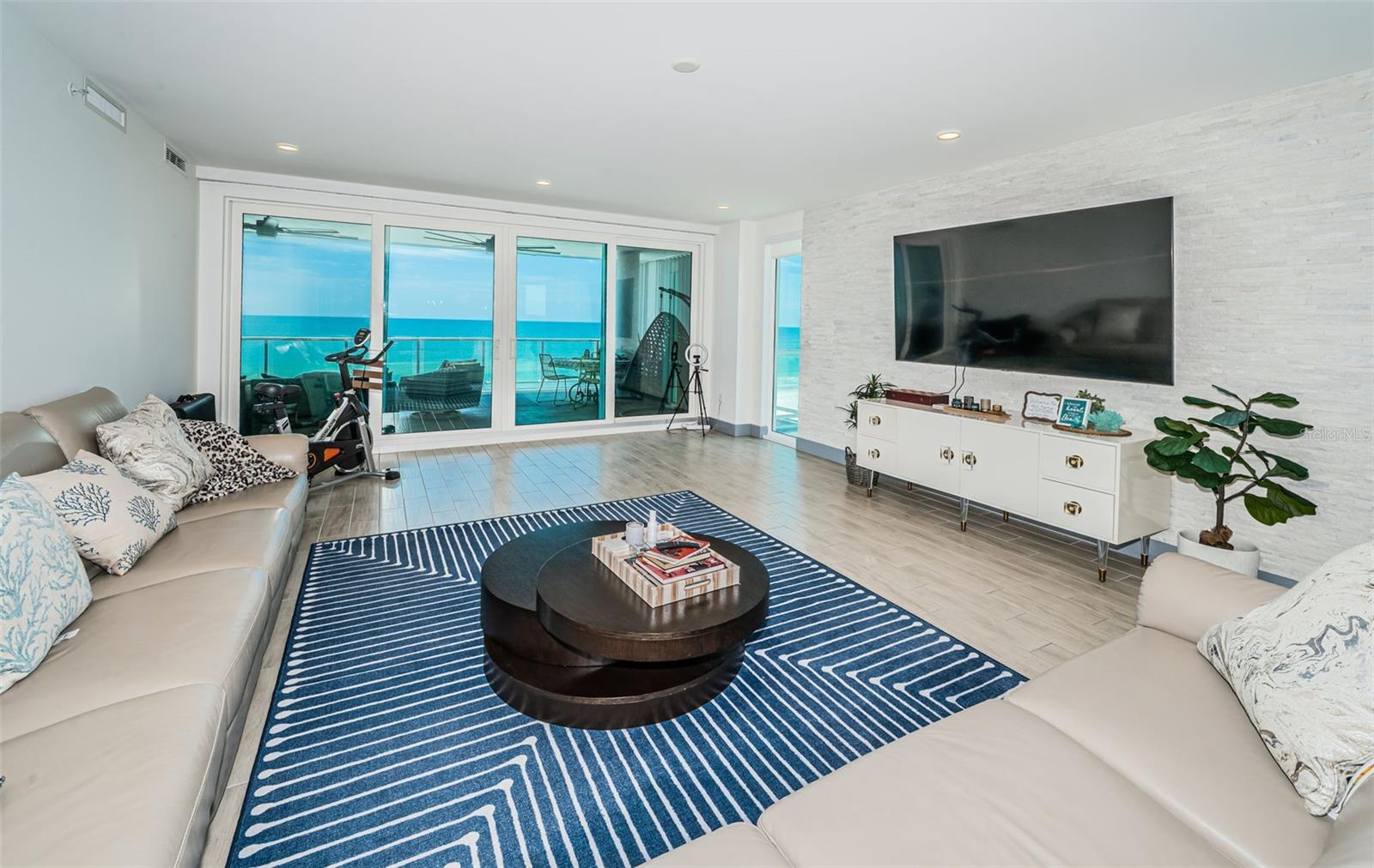 Listing photo id 7 for 19816 Gulf Boulevard 502