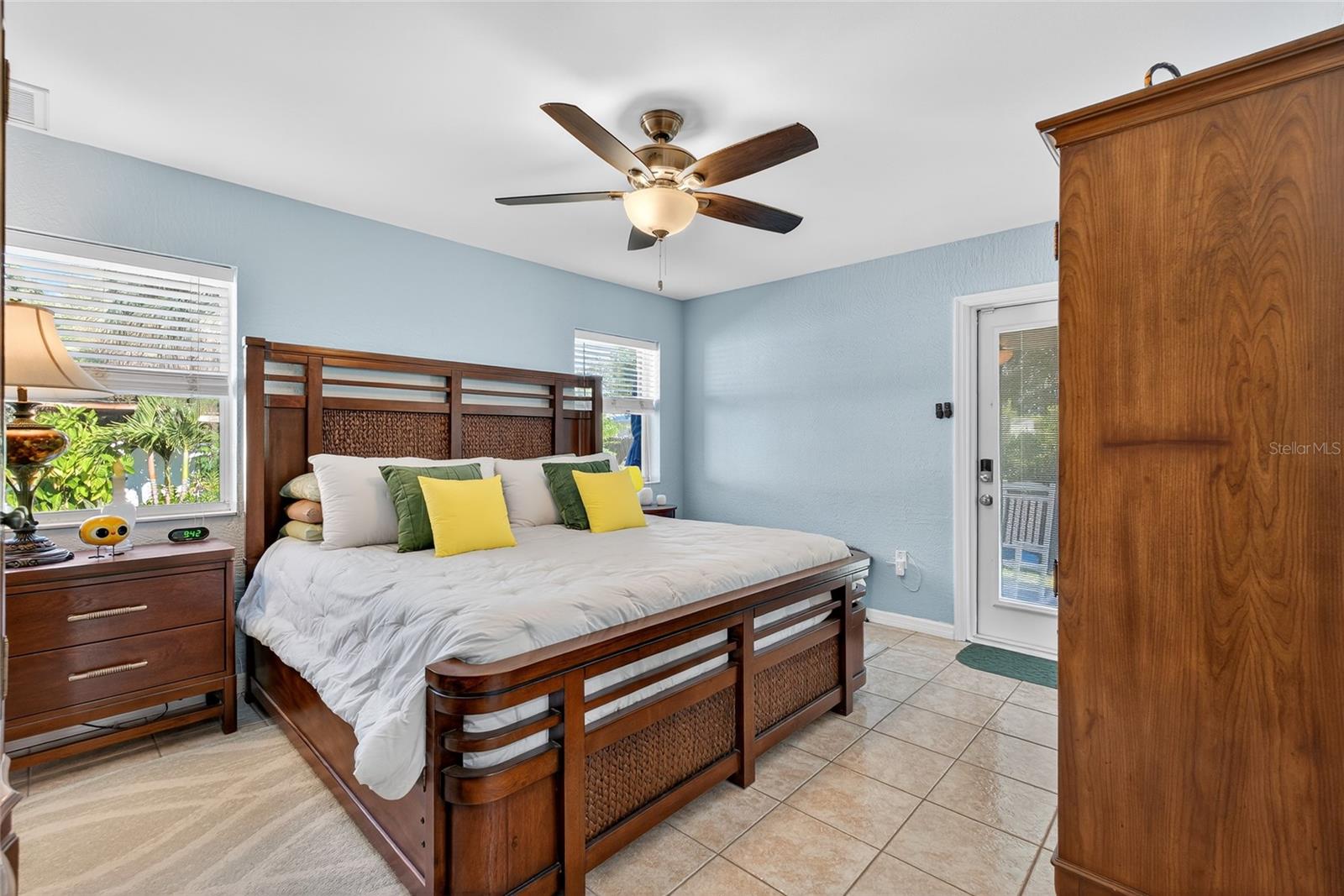 Image 10 of 33 For 921 Freemont Street S