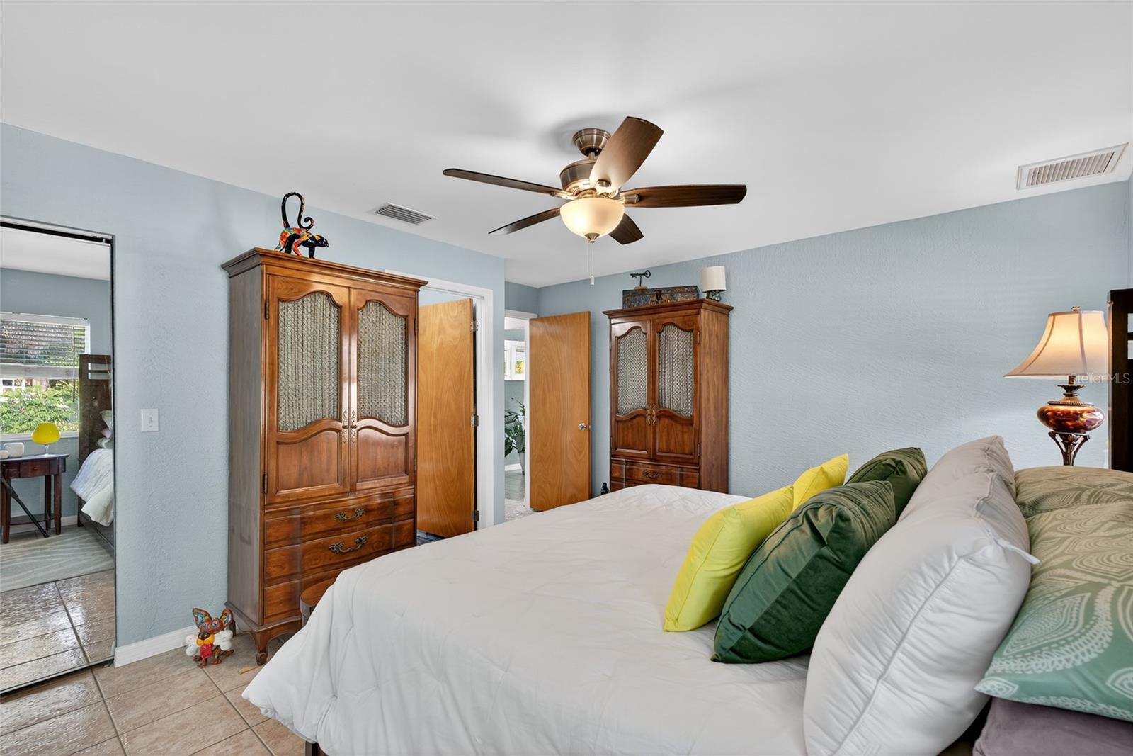 Image 11 of 33 For 921 Freemont Street S