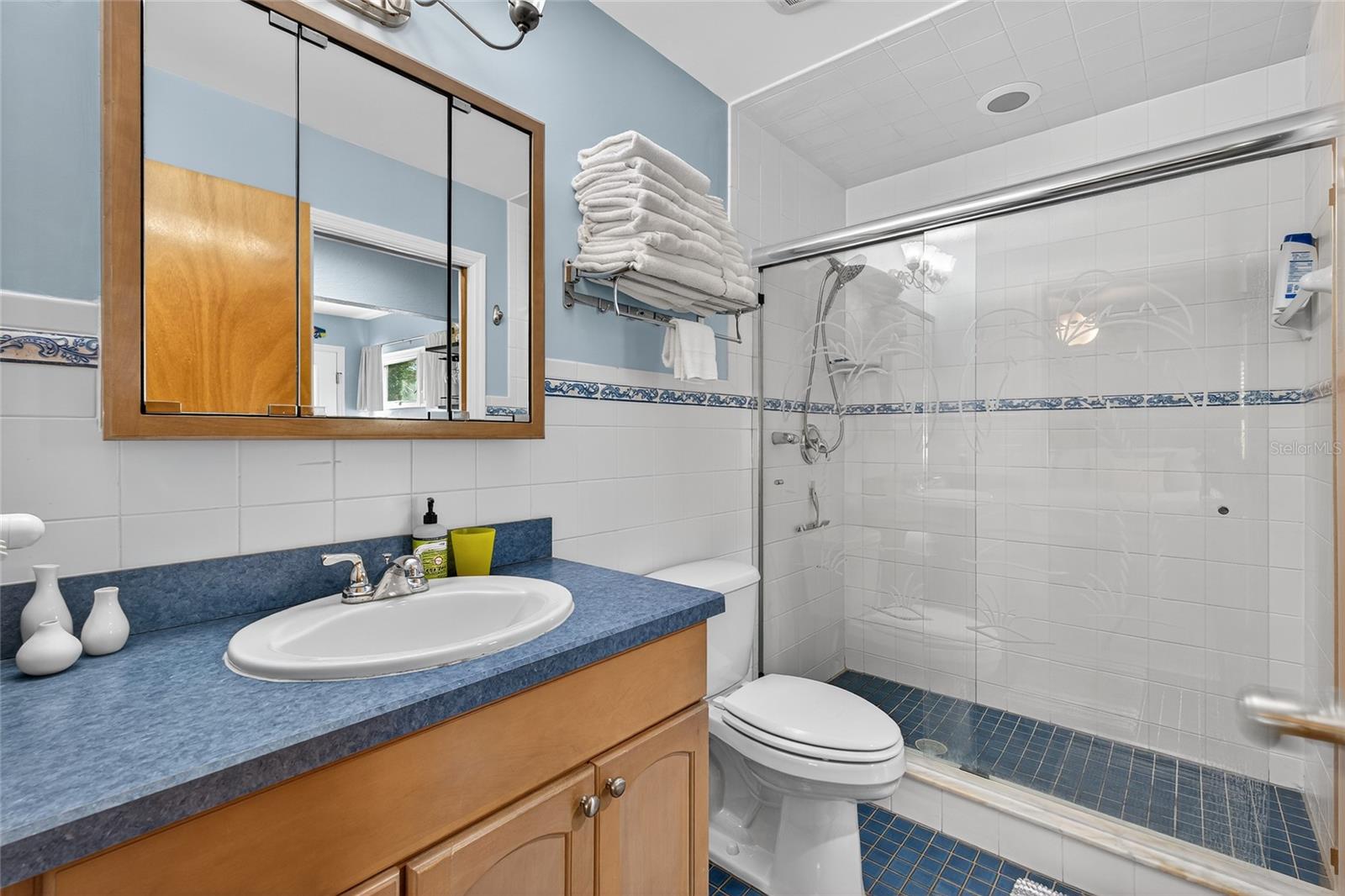 Image 16 of 33 For 921 Freemont Street S