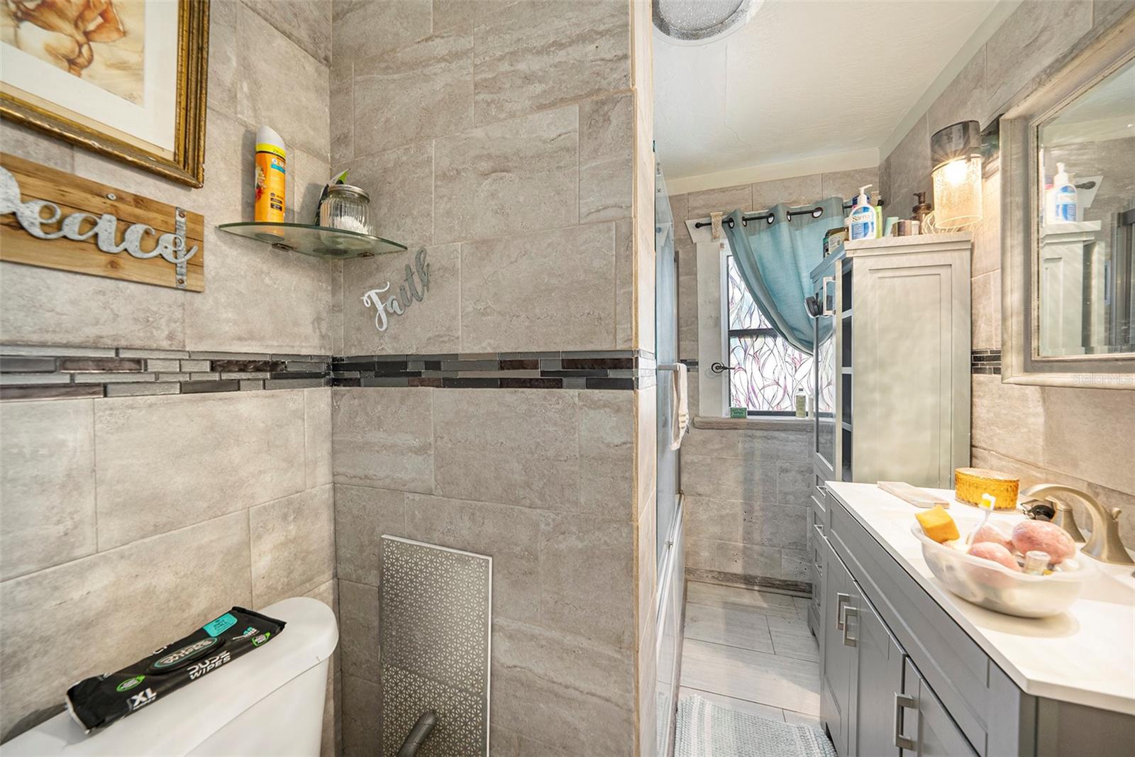 Listing photo id 15 for 2255 Trelain Drive S