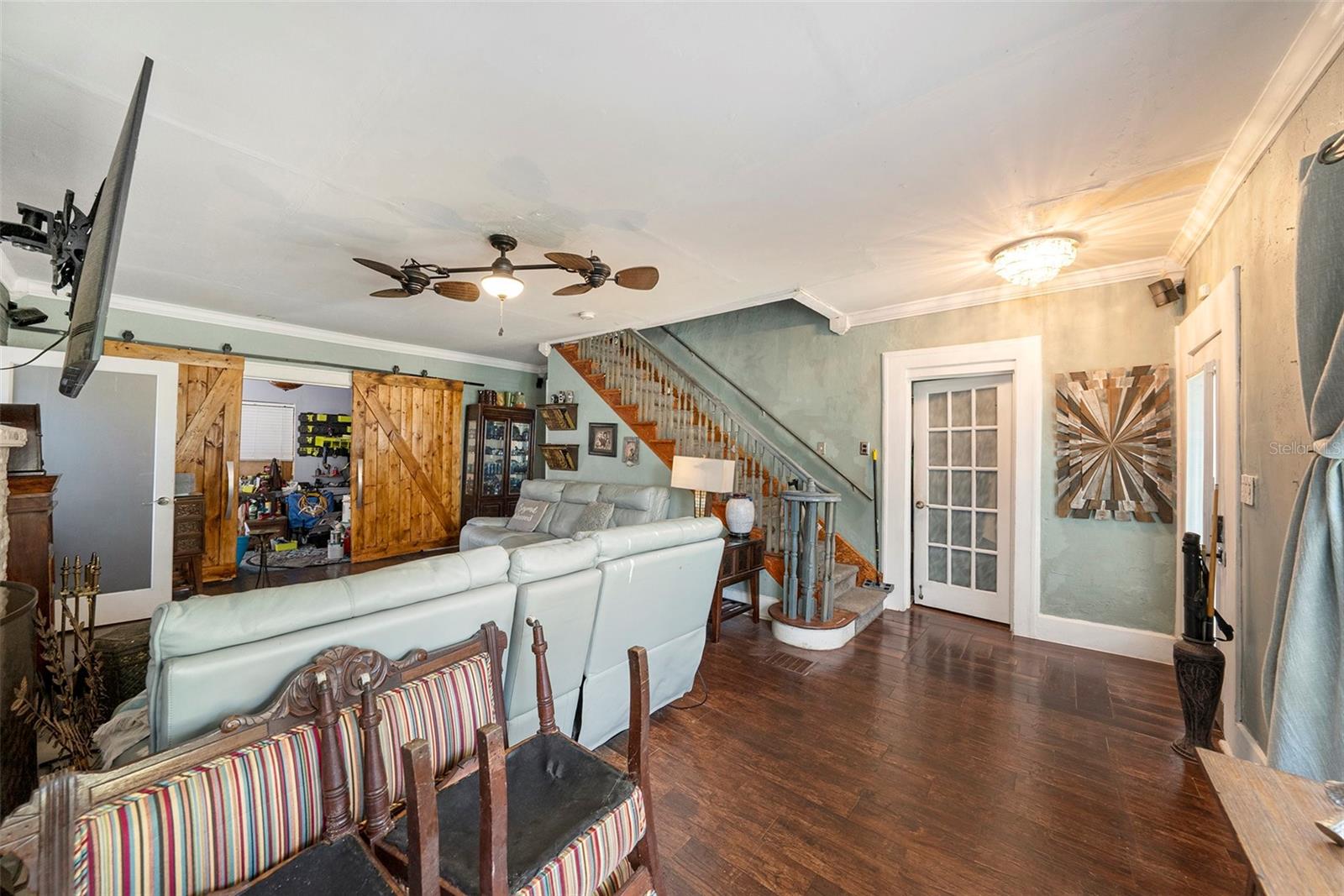 Listing photo id 2 for 2255 Trelain Drive S