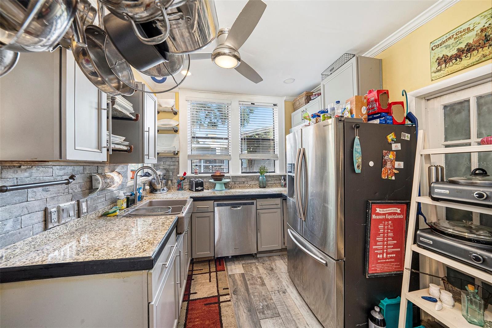 Listing photo id 5 for 2255 Trelain Drive S