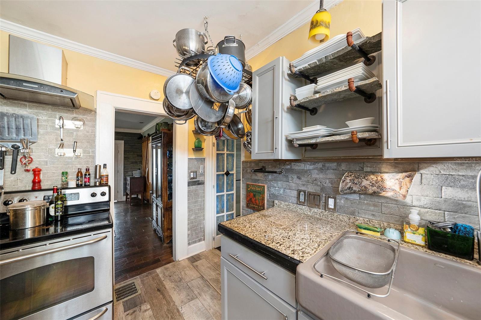 Listing photo id 6 for 2255 Trelain Drive S