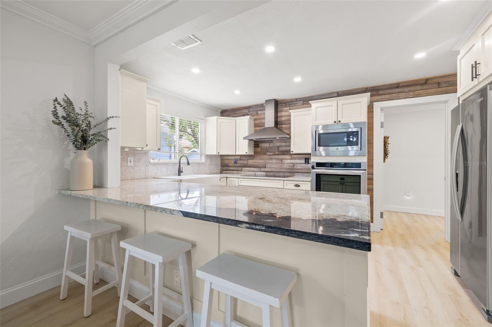 Listing photo id 9 for 2140 4th Avenue N
