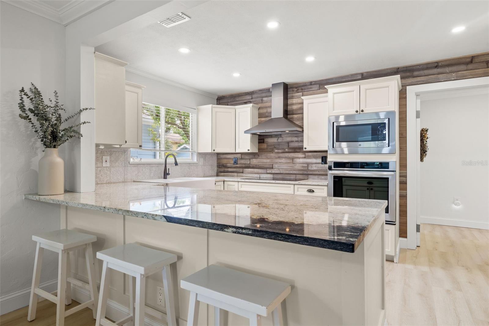 Listing photo id 10 for 2140 4th Avenue N