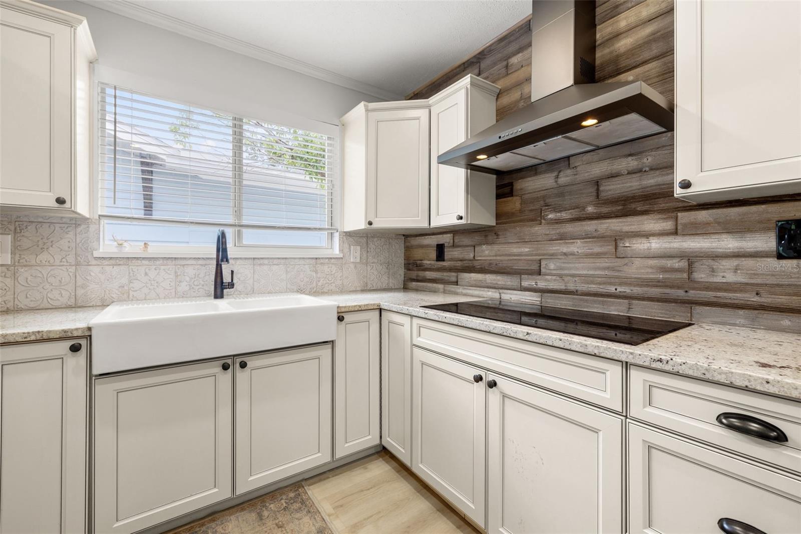 Listing photo id 11 for 2140 4th Avenue N
