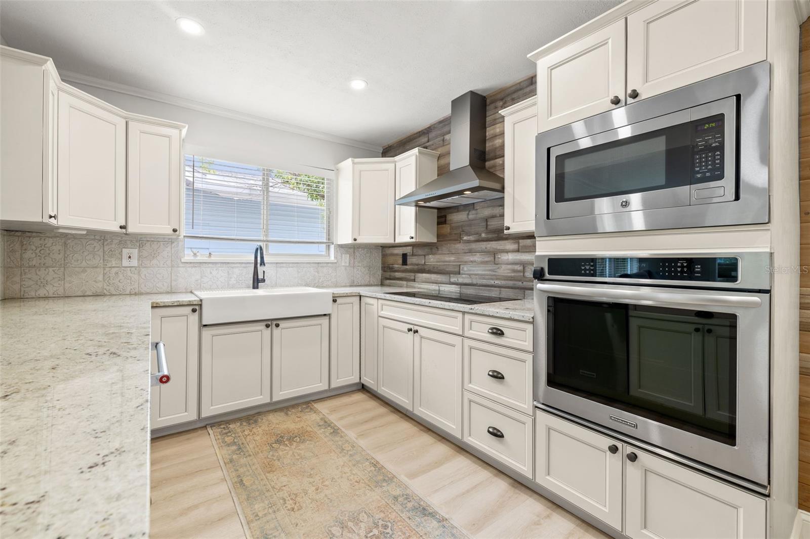 Listing photo id 13 for 2140 4th Avenue N