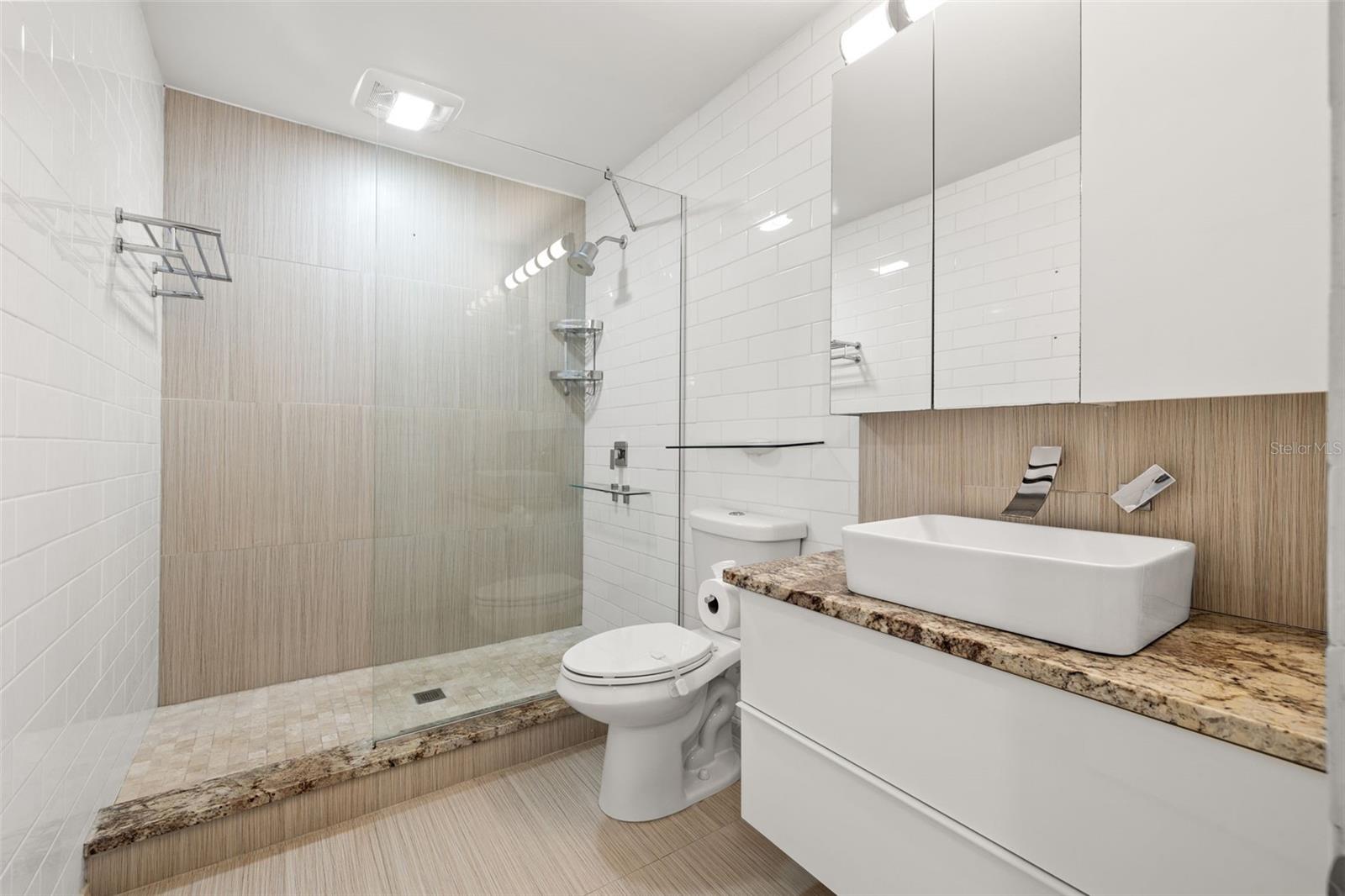 Listing photo id 17 for 2140 4th Avenue N