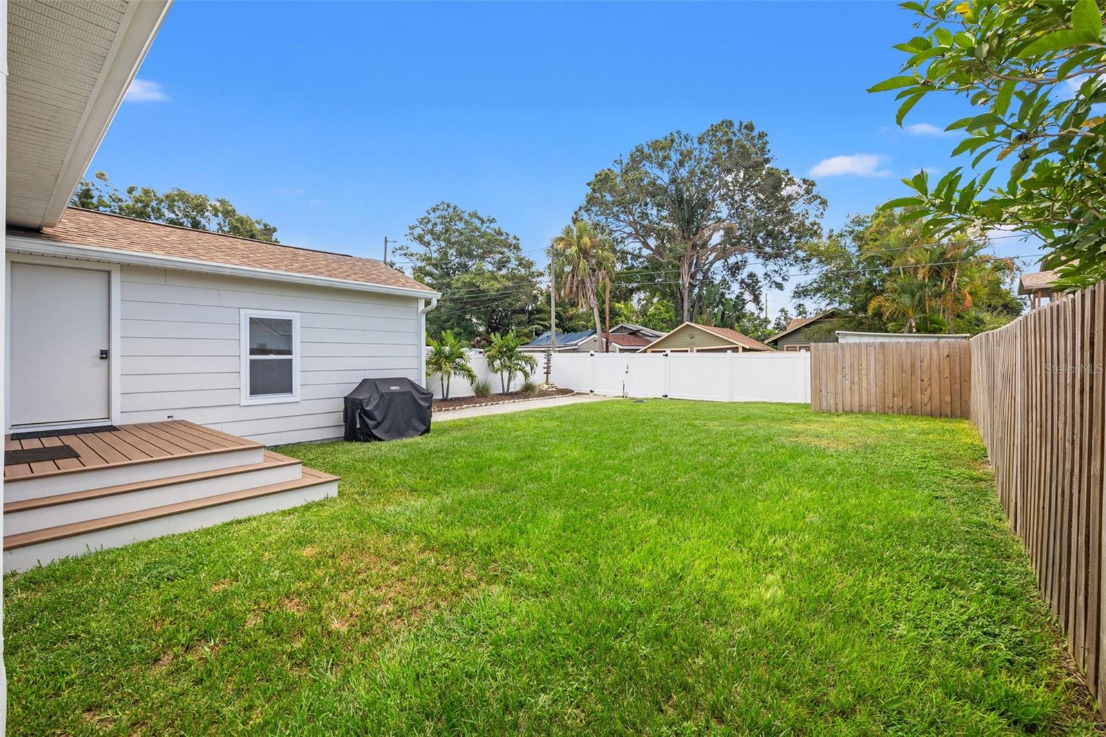 Listing photo id 24 for 2140 4th Avenue N