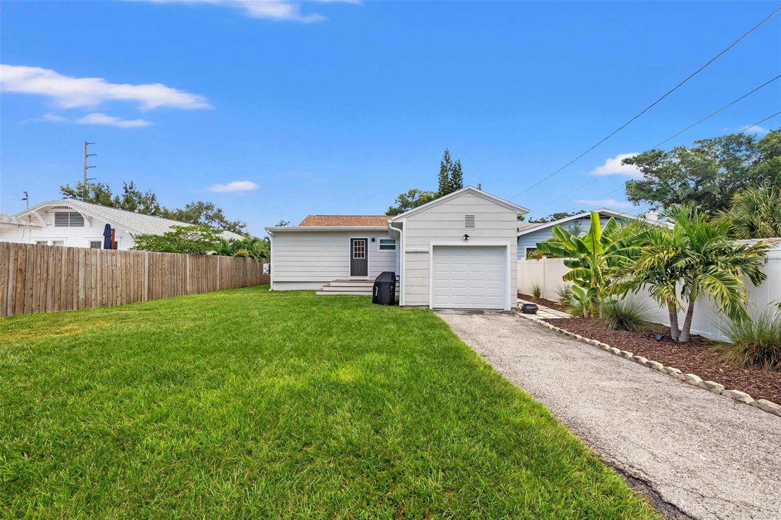 Listing photo id 27 for 2140 4th Avenue N